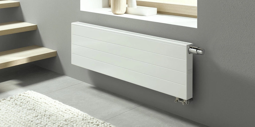 Панельный радиатор Kermi Comfort, ранее выпускавшийся под названием therm-x2, установлен под окном в квартире